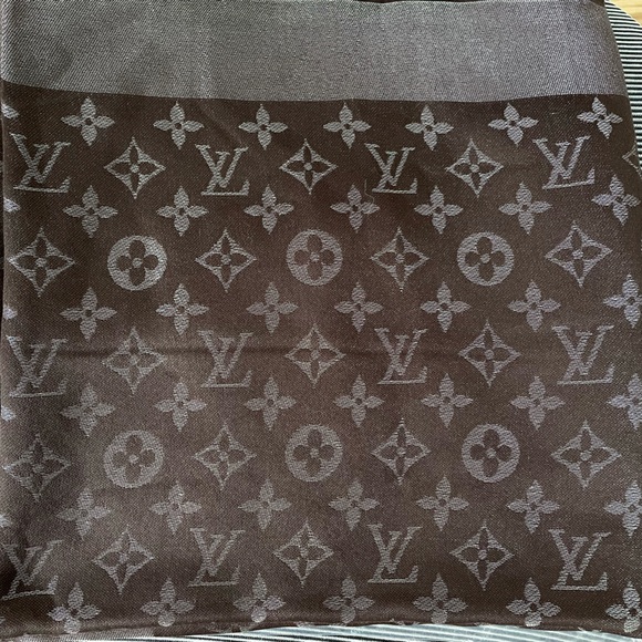 LV monogram classic shawl - Picture 9 of 11